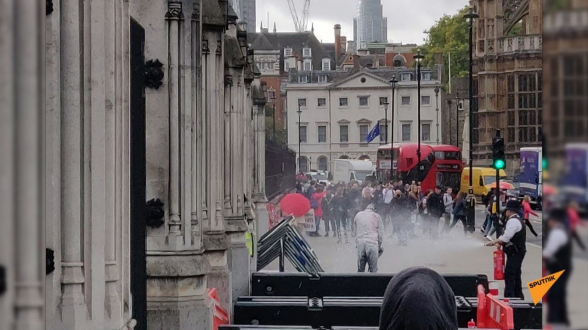 Տղամարդը փորձել է ինքնահրկիզվել Բրիտանիայի խորհրդարանի մոտ